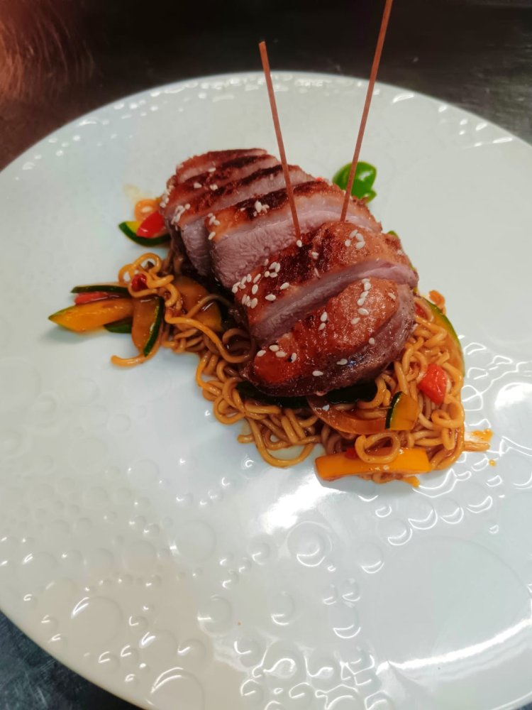 Unsere Köche bereiten sich schon auf die Eröffnung vor.